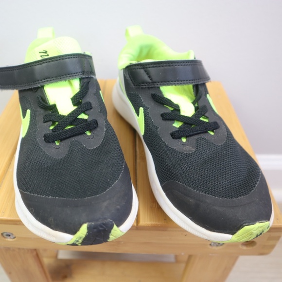 Nike Kids Running Shoes Black/Volt – Size 1Y - Picture 1 of 4